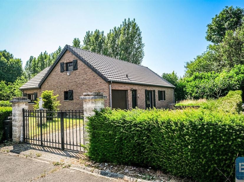 Dans le lotissement &quot;La Closeraie&quot; de Rocourt, un spacieux bungalow de trois chambres entouré par un grand jardin notamment planté d&#039;arbres fruitiers.