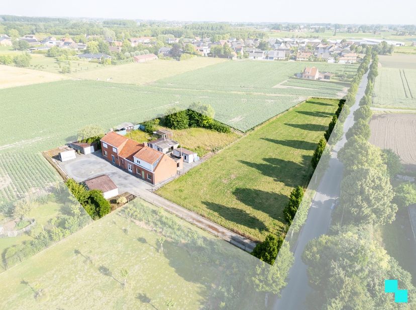Af te breken /  compleet te renoveren dubbelwoonst, erg landelijk en groen gelegen op een perceel van maar liefst 4.897m² op de grens van Izegem met A