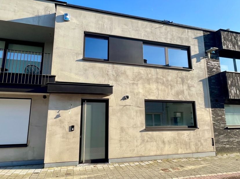 Vlak aan de dorpskern van Zingem treffen we deze ruime nieuwbouwwoning aan. De woning werd dit jaar opgeleverd en geniet van de nieuwste technieken. Z