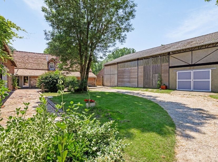 Découvrez cette ferme authentique, située entre les champs juste de l&#039;autre côté de la frontière à Zegerscappel. Un oasis vert de tranquillité s&#039;étend