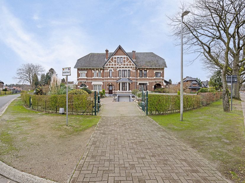 Deze sfeervolle mijnwerkerswoning is ideaal gelegen in Tuinwijk-Eisden. De gesloten woning staat op een royaal perceel van 9 are 41 ca, en biedt een g
