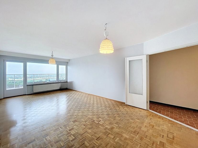 Situé entre lavenue de lexposition et Roi Baudoin, au 22E étage dun immeuble avec ascenseur, lumineux appartement deux chambres de ±88m² bruts (PEB) +