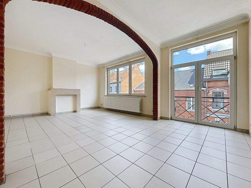 LIBRE D&#039;OCCUPATIONAgréable appartement situé au 2ème étage (PAS D&#039;ASCENSEUR) d&#039;un immeuble situé à quelques mètres de la gare. Ce bien se compose d&#039;un