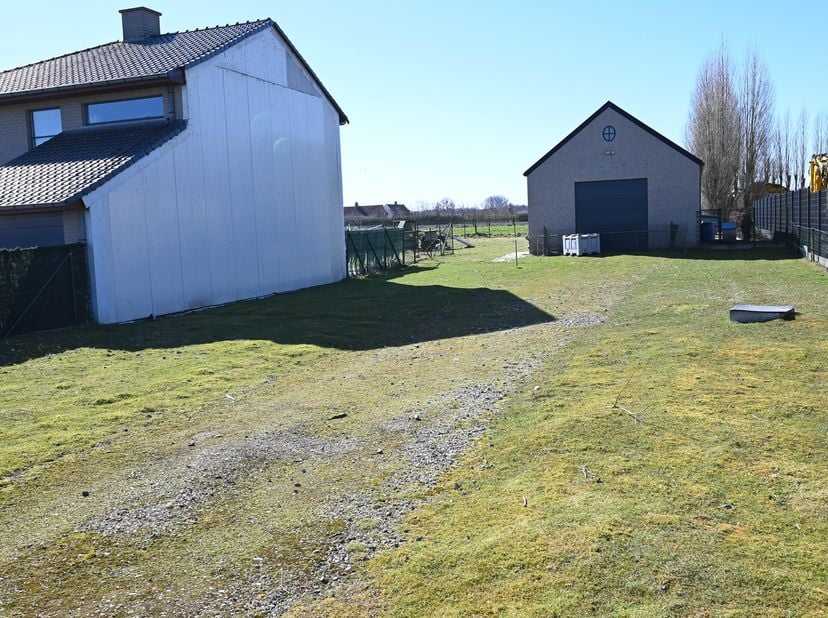Dit ZUID-WEST gericht PERCEEL BOUWGROND van liefst 903m² met RECENT (2018) BIJGEBOUW (70m²) is gelegen langs de Koolkampstraat met achteraan LANDELIJK