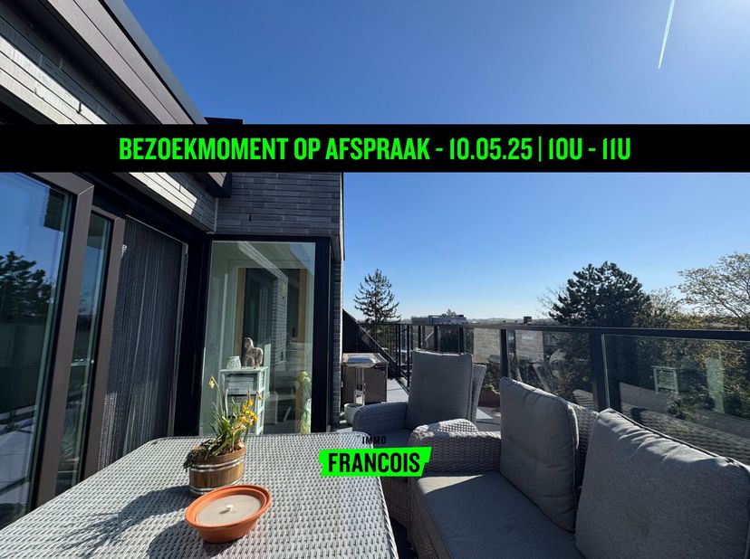 In het centrum van Waregem, op wandelafstand van winkels, horeca en openbaar vervoer, bevindt zich dit moderne dakappartement. Gelegen op een rustige