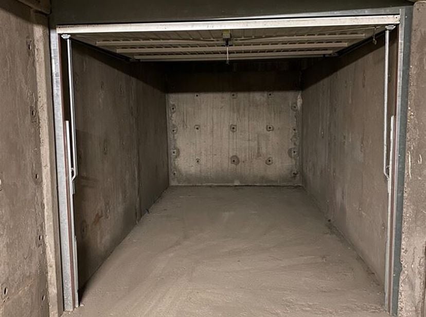 GESLOTEN GARAGEBOX OP TOPLOCATIE!&lt;br /&gt;
Afmetingen: &lt;br /&gt;
Poort: 2m10 B x 1m90 H&lt;br /&gt;
Garagebox: 2m42 B x 2m H x 4m80 D &lt;br /&gt;
Ligging: Gelegen op e