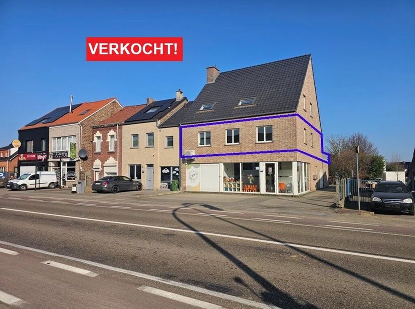 Dit verrassend ruim appartement is gelegen op de N-79, de verbindingsweg tussen Sint-Truiden en Borgloon, in het mooie Hoepertingen in de onmiddellijk