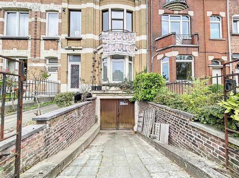 Logeurop biedt u dit opbrengsteigendom te koop aan, bestaande uit drie kadastrale eenheden. Elk appartement bestaat uit een slaapkamer, een badkamer/d