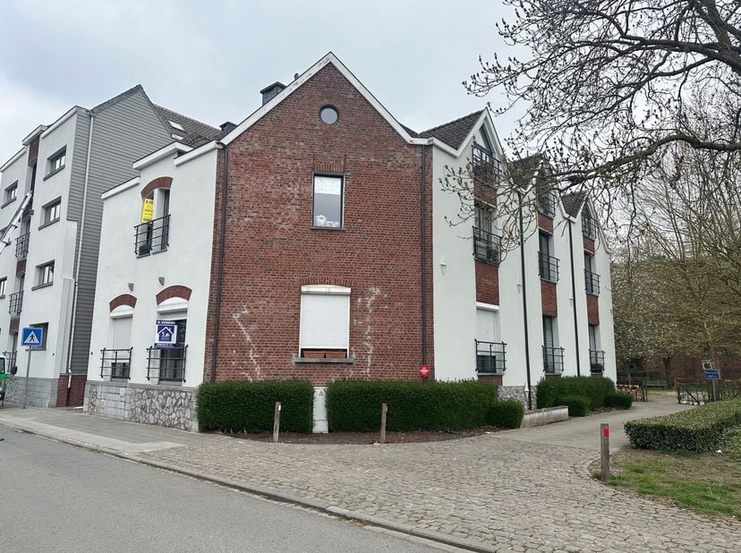 superbe appartement 2 chambres dans une petit copropriété calme et bien entretenue à 400m de la gare. hall, living, cuisine équipée, grande salle de b