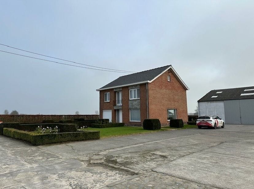 Deze landelijke woning, gelegen tussen de rustgevende velden, biedt de perfecte combinatie van ruimte en comfort. De woning beschikt over een ruime en