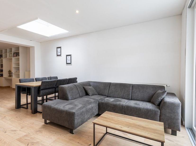 Oostende: Volledig vernieuwde woning met EPC A te koop! Bent u op zoek naar een woning met 2 slaapkamers, waar u jarenlang zorgeloos kunt genieten van