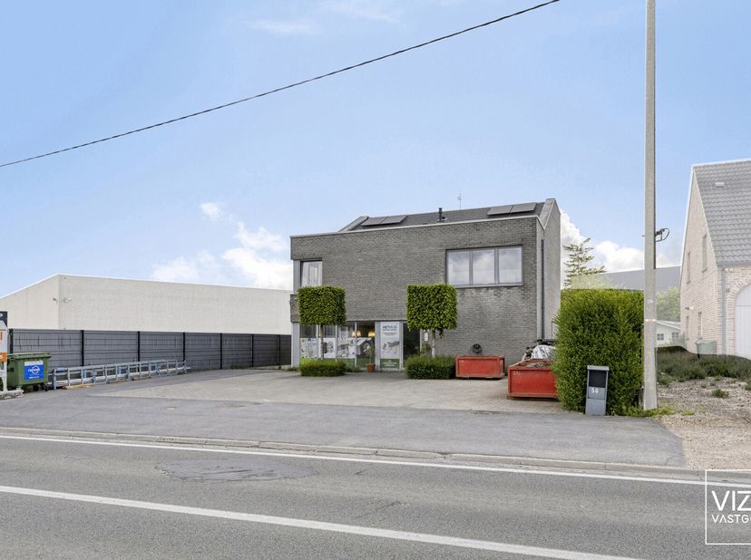 Unité PME avec logement sur un emplacement commercial à Pajottegem (anciennement Herne, chaussée de Ninove), sur laxe reliant Enghien à Ninove. Bâtime