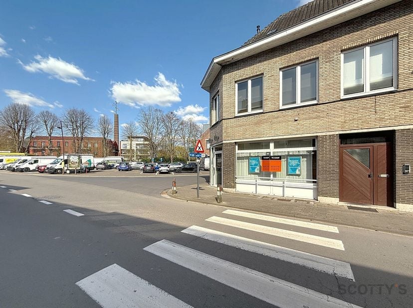 Spacieux rez-de-chaussée commercial, ancienne agence de banque au centre de Lot. Ce bien date de 1970 et a une surface utile de 145m². Il dispose égal