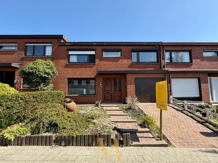 Gezinswoning met tuin en poolhouse op rustige toplocatie in Deerlijk.&lt;br /&gt;
&lt;br /&gt;
In een rustige straat, vlak bij het centrum van Sint-Lodewijk Deerl