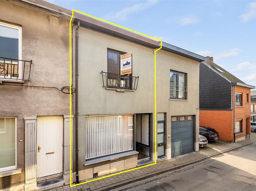 Deze woning is zeer gunstig gelegen op wandelafstand van alle voorzieningen zoals winkels, scholen en openbaar vervoer. Daarnaast geniet deze woning o