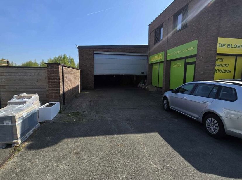 Entrepôt de 310m² à louer à Puurs-Sint-Amands à louer. Cet entrepôt dispose d&#039;une hauteur libre de 4 mètres, d&#039;une porte sectionnelle et d&#039;un sol en b
