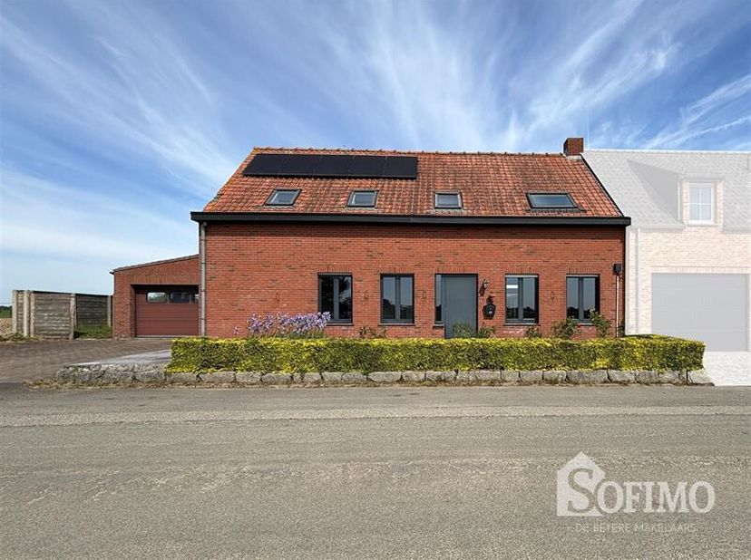 Landelijk gelegen halfopen woning met grage en ruime tuin&lt;br /&gt;
Gelijkvloers: inkomhal, living met houthaard, lichtrijke leefruimte met open keuken (k
