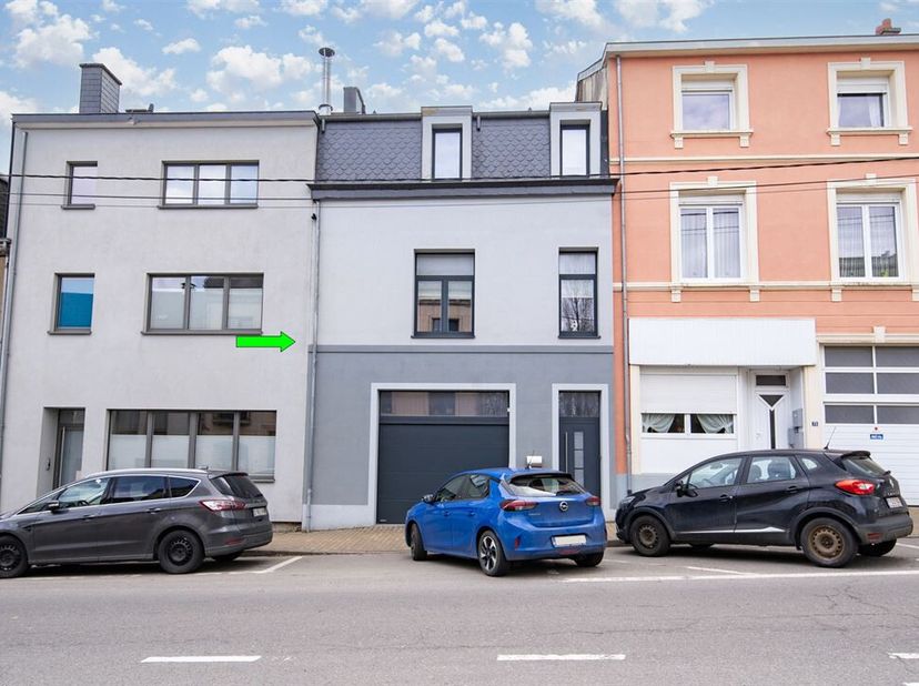 W Immobilière vous propose à Arlon une maison rénovée deux façades avec garage et jardin. Située dans le centre-ville, le bien se compose comme suit :
