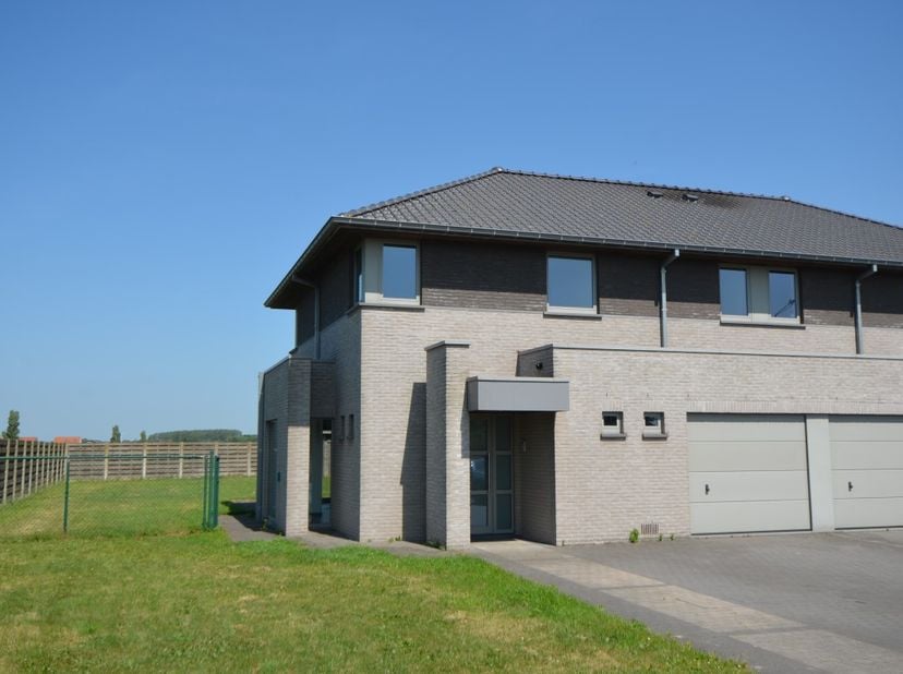 Instapklare woning: alle ruimtes geschilderd en voorzien van inbouwspots.&lt;br /&gt;
&lt;br /&gt;
Recente en energiezuinige woning, voorzien van vloerverwarming,