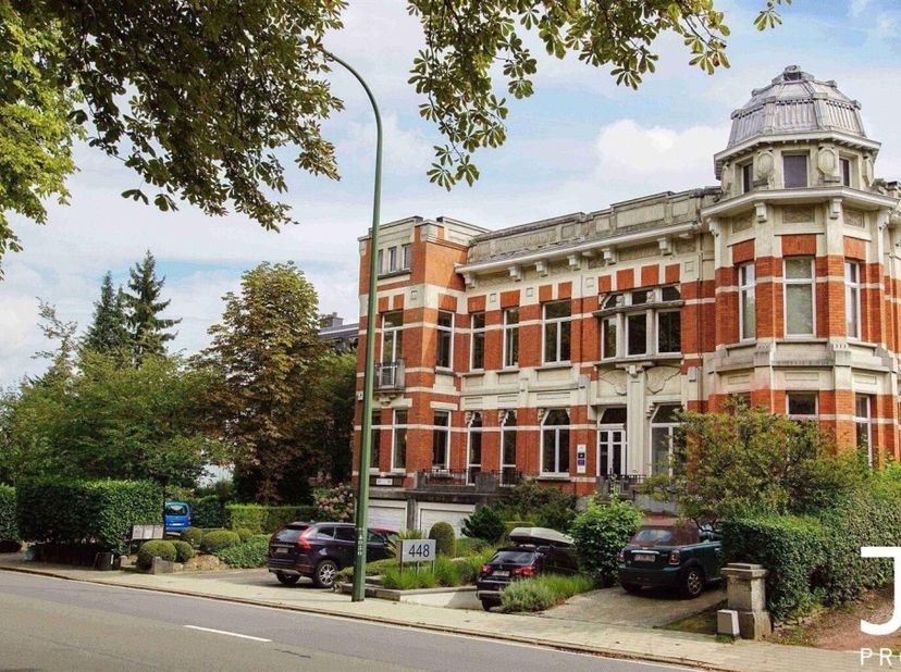 À LOUER  Bureau de prestige 100 m² | Avenue de Tervueren&lt;br /&gt;
 Un cadre professionnel unique, idéalement situé en face de lambassade de Chine&lt;br /&gt;
A