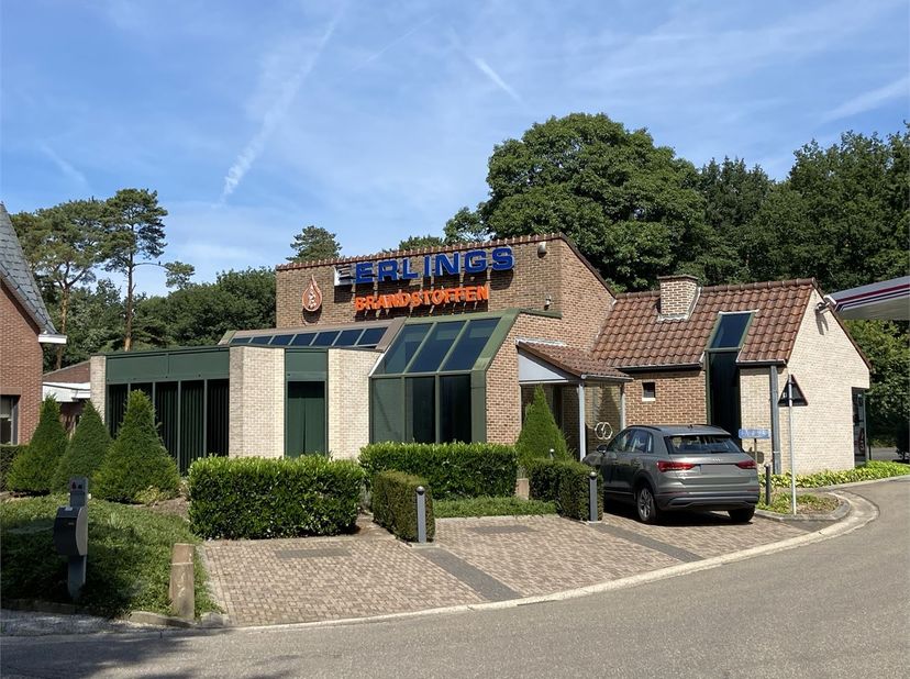 Lichtrijke kantoorruimte op een rustige locatie. &lt;br /&gt;
Totale oppervlakte 192m2. &lt;br /&gt;
Deze burelen omvatten een inkom met ontvangstbalie, ruime ver