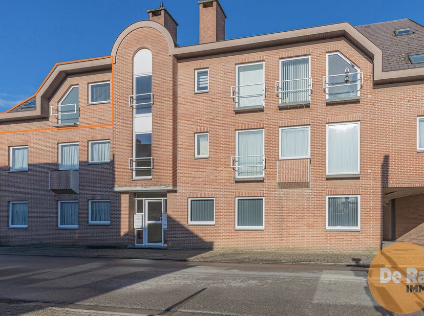 GERESERVEERD!!&lt;br /&gt;
HERZELE - Gerenoveerd appartement pal in centrum met twee slaapkamers en terras.&lt;br /&gt;
Dit recent appartement, gelegen in een kle