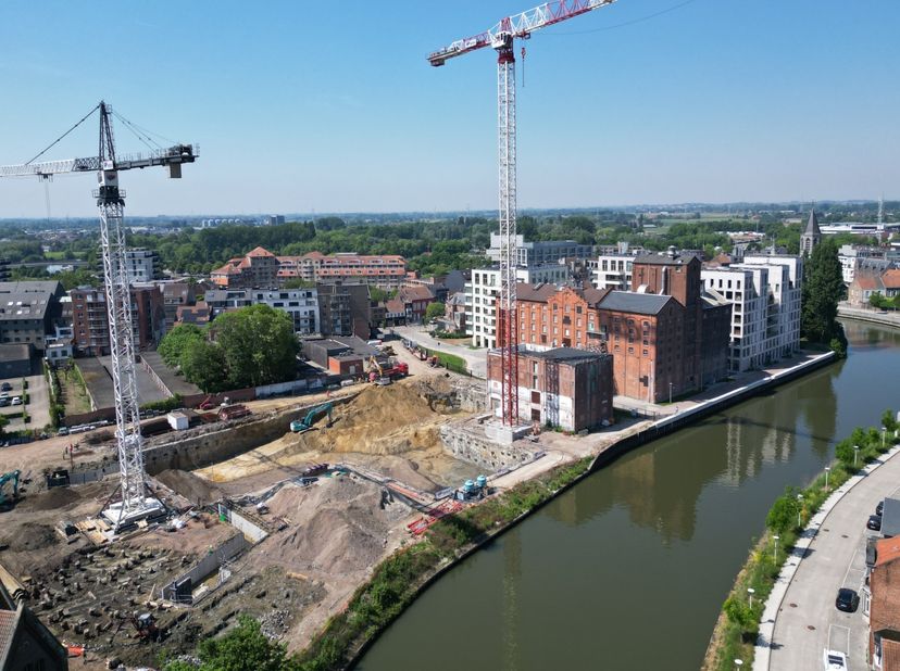 Dit tweeslaapkamer appartement van 89 m² ligt op het eerste verdiep van residentie Kouterheem en beschikt over een inkomhal met plaats voor een vestia