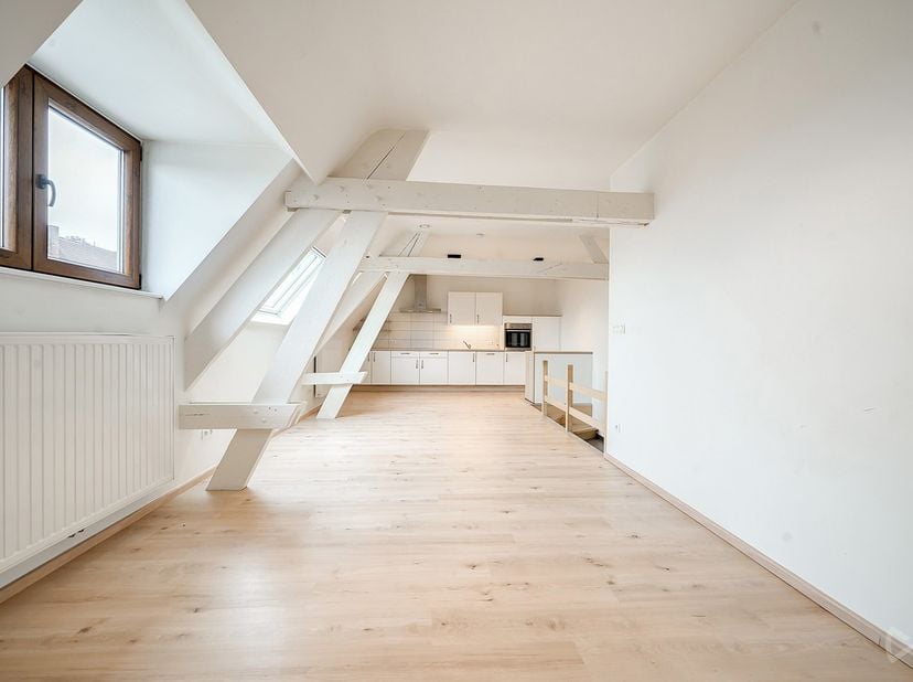 Très bel appartement 2 chambres de 97m².&lt;br /&gt;
Situé dans un immeuble entièrement rénové, cet agréable appartement de 97m² a également été remis à neu