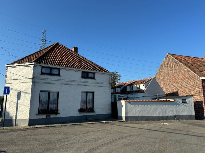 Instapklare, rustig gelegen oudere woning met ruime koer, verdere indeling : &lt;br /&gt;
Inkomhal, dubbele leefruimte, aparte kleine keuken, droge kelder m