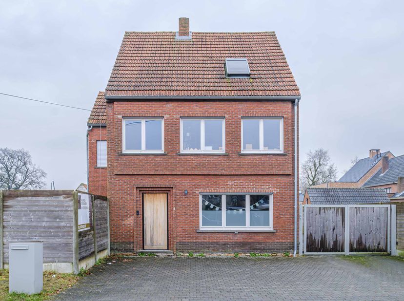 VRIJSTAANDE ÉÉNGEZINSWONING &lt;br /&gt;
 &lt;br /&gt;
We betreden de woning in de inkomhal, die toegang biedt tot een toilet.  &lt;br /&gt;
Verder komen we toe in de l