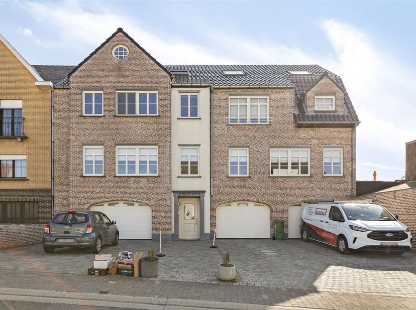 Ce duplex comprend un hall d&#039;entrée, un grand séjour avec cuisine ouverte équipée de tous les conforts. Terrasse et débarras. Au premier étage il y a