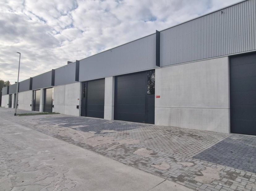 In de Bruggesteenweg in Hooglede, ontwikkelde Global Estate Group een gloednieuwe bedrijfssite met 3 kantoren en 19 kmo-units. De site heeft een total