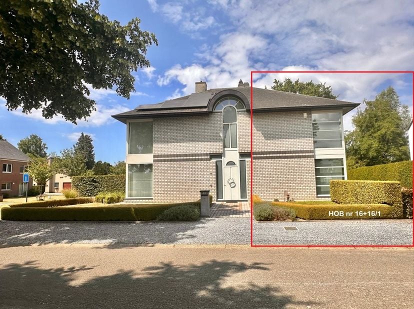 Deze karaktervolle halfopen bebouwing is opgedeeld in twee volwaardige wooneenheden, ideaal voor wie op zoek is naar een combinatie van wonen en werke