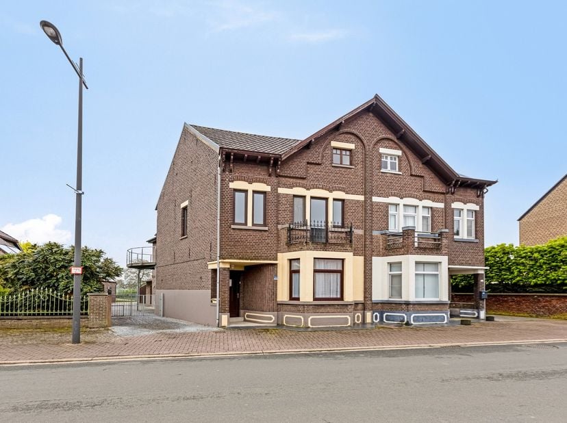 Ontdek deze charmante woning uit de jaren 40, gelegen op Grotestraat 240 in Kotem (Maasmechelen). Deze halfopen bebouwing combineert karaktervolle ele