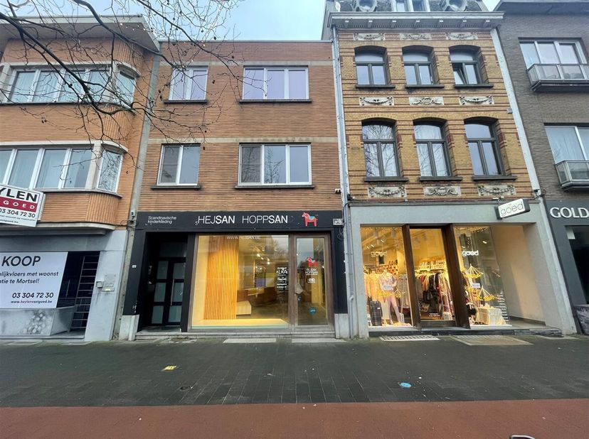 HANDELSGELIJKVLOERS (142 m²) MET TAL VAN MOGELIJKHEDEN OP EEN ZEER GUNSTIGE LOCATIE IN HARTJE MORTSEL!&lt;br /&gt;
Indeling: Etalage, winkel, tuin en ruimte