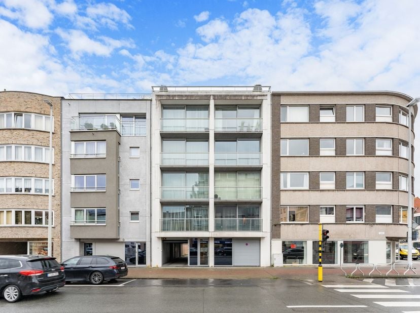 Deze parkeerplaats bevindt zich op het gelijkvloers en is toegankelijk via een op afstand bedienbare poort. Zo geniet u van een afgesloten en veilige