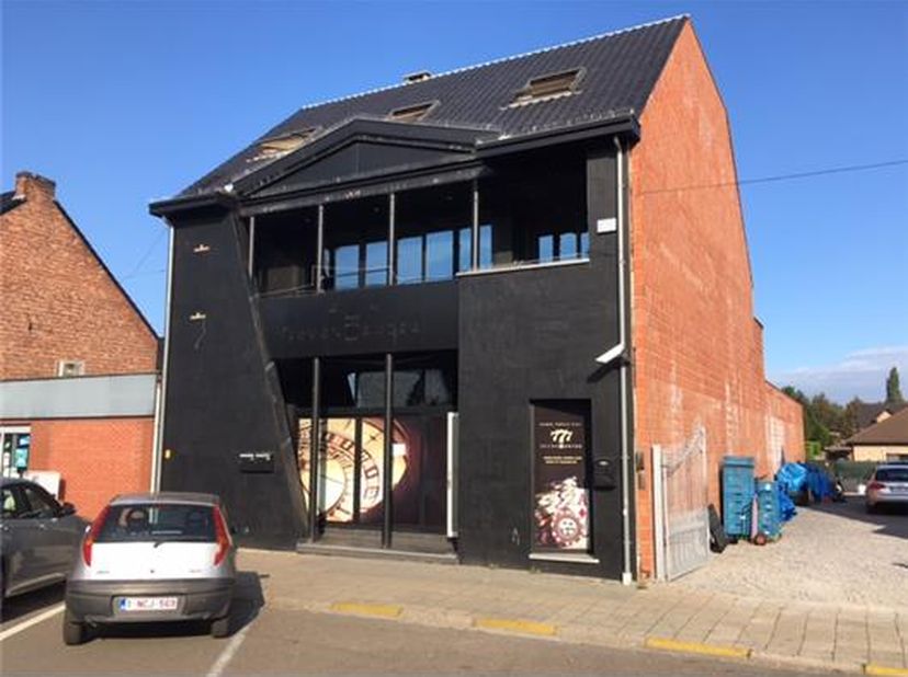 Handelsgelijkvloers (+/-350m²) en kelder, gelegen in Genk in een drukke straat. Parkeerplaatsen voor de deur. Onmiddellijk beschikbaar. Onroerende voo