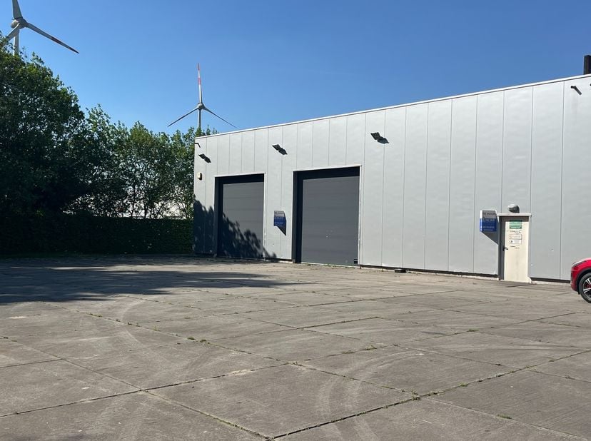 Deze bedrijfshal (+/- 690m²) met buitenterrein van 400m² is gelegen in bedrijventerrein Hellebeemden parallel met de E313 tussen de afritten  Hasselt-
