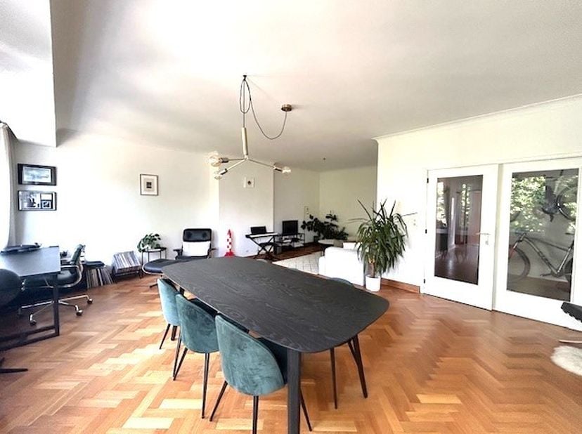 Dit appartement is gelegen in centrum Hasselt langs de kleine ring, op het Leopoldplein, op de derde verdieping.&lt;br /&gt;
Het instapklare appartement hee