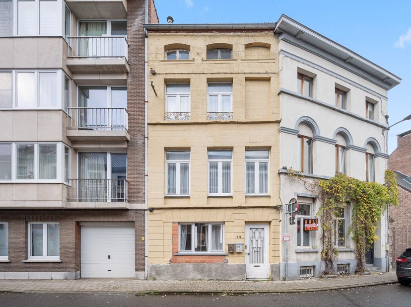 Als je op zoek bent naar veel ruimte, in het centrum van de stad, dan ben je hier aan het goede adres. Deze rijwoning met liefst 6 slaapkamers is gele