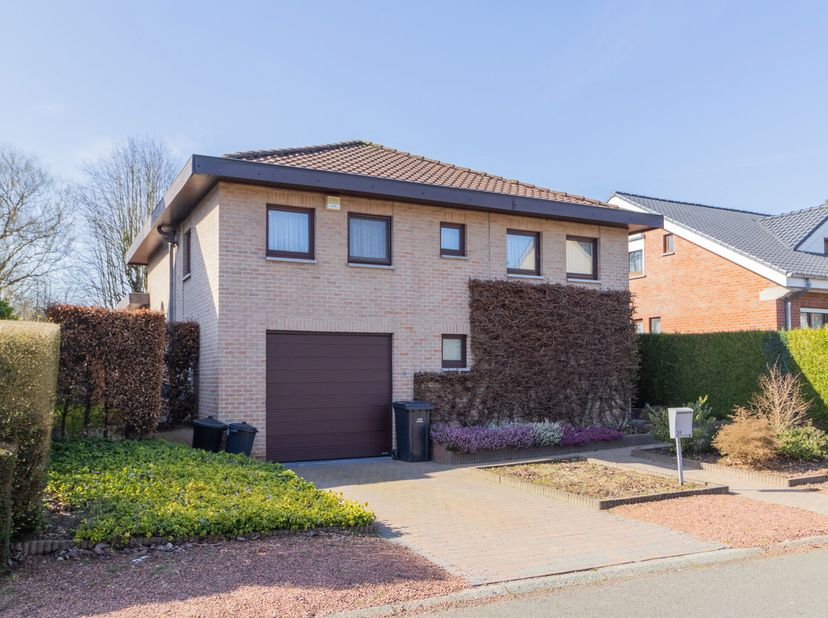 Sterrebeek: mooie en goed onderhouden villa, gelegen in een rustige residentiële wijk, op een zuid-west georiënteerd perceel van 5a 07 ca. De woning i