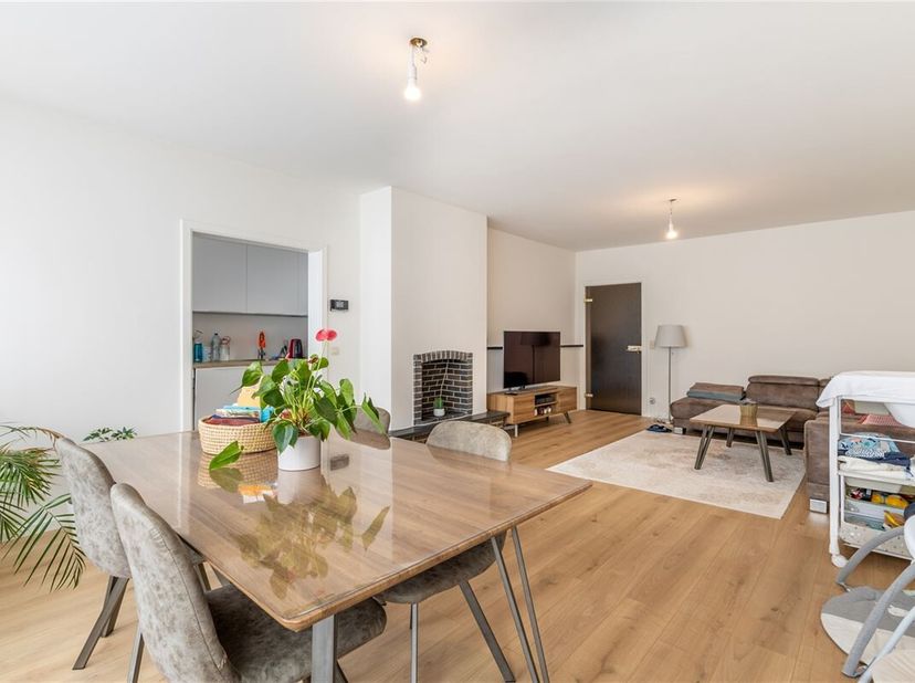 Ruim appartement (90m²) met 3 slaapkamers + een terrasje gelegen in een rustige woonwijk te Edegem.&lt;br /&gt;
Het appartement is gelegen op de tweede verd