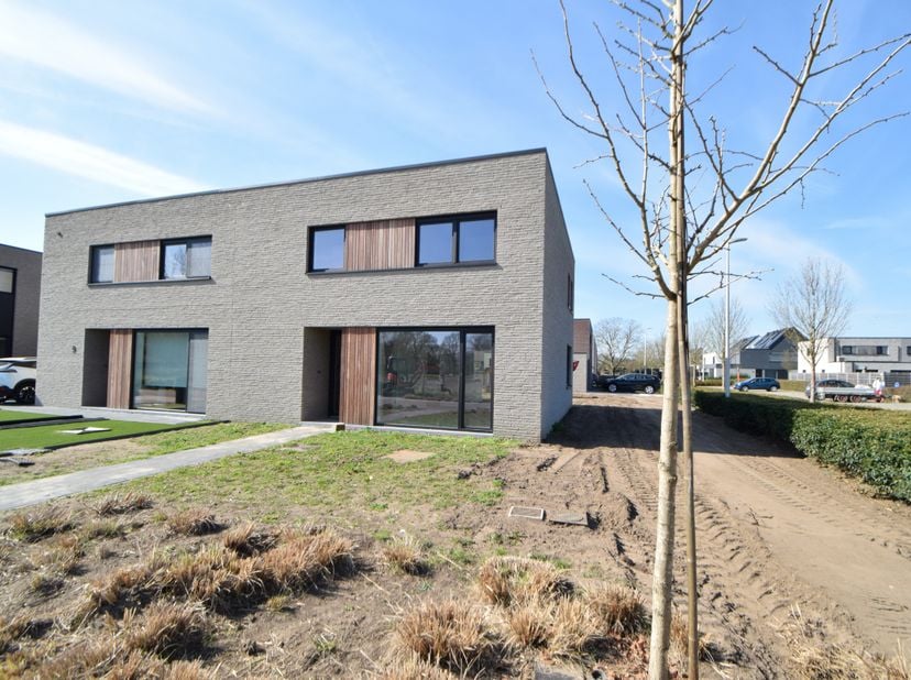 Rustig gelegen moderne en ruime nieuwbouwwoning met 3 slaapkamers nabij het centrum van Vorst-Laakdal. &lt;br /&gt;
&lt;br /&gt;
Je komt binnen via een mooie inko