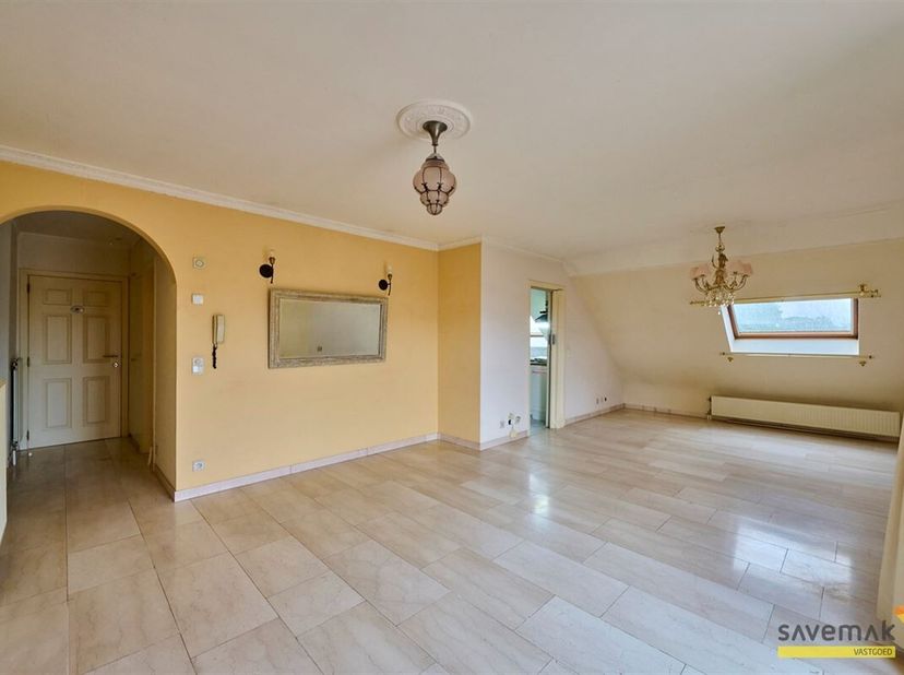 Cet appartement spacieux est situé à 5 minutes de l&#039;autoroute E313.&lt;br /&gt;
Il est situé au deuxième étage et dispose de 2 chambres spacieuses.&lt;br /&gt;
La