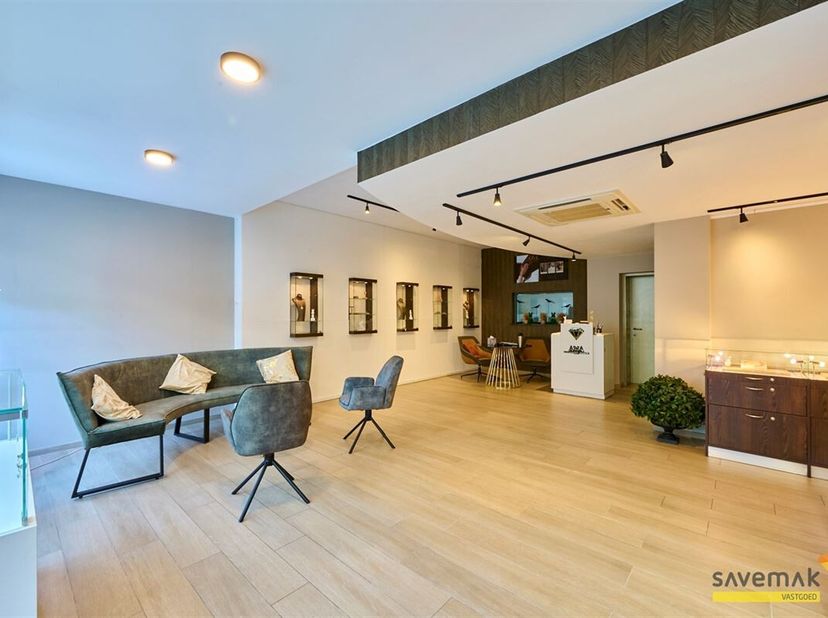 Propriété à revenus située au coeur de Lommel !&lt;br /&gt;
Ce bâtiment se compose d&#039;un rez-de-chaussée commercial de 85m² et d&#039;une habitation d&#039;une surface