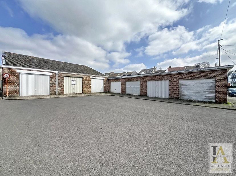 Situé dans un quartier calme de Romsée, nous vous proposons un garage de +/- 25m².&lt;br /&gt;
Caractéristique : Pas de raccord à l&#039;eau ni d&#039;électricité.&lt;br