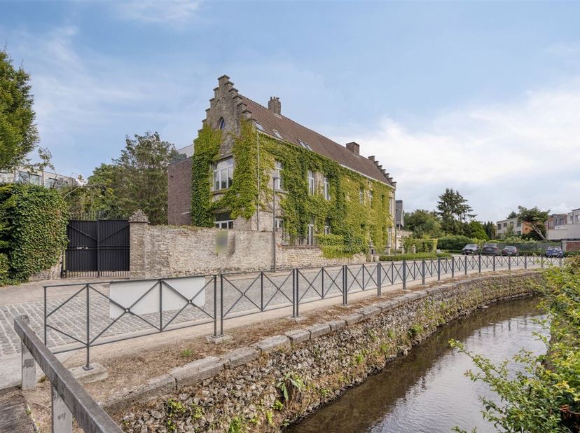 Unieke en authentieke villa huis vanden Bossche  uit de 17de eeuw in het centrum van Zaventem te koop. De villa werd in 2023 compleet gerenoveerd en b