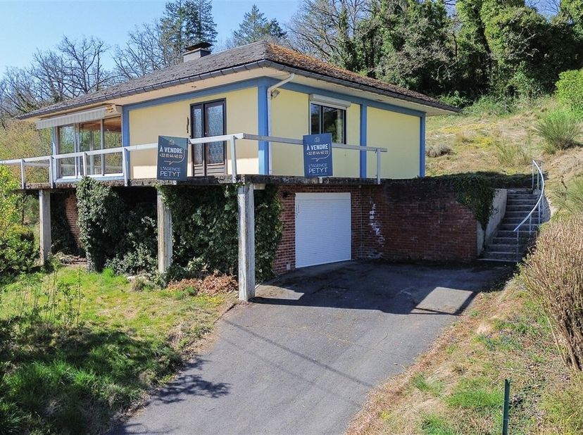 Nichée au bout de la rue, cette maison vous offre un cadre paisible, entouré de la nature typique des Ardennes belges. Depuis le grand balcon, la vue