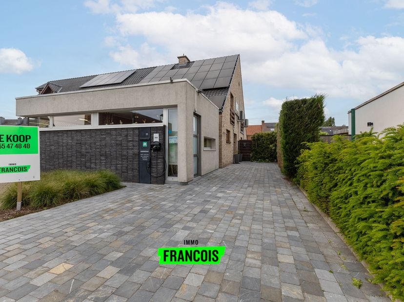 Bent u opzoek naar een woning waar u wonen en werken kan combineren? Zijnde vrij beroep, horeca, b&amp;b, ... Dan is dit wat u zoekt! In Berchem, een deel