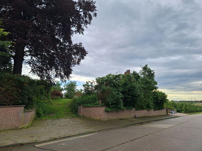 BOUWGROND-HALF-OPEN BEBOUWING  &lt;br /&gt;
 &lt;br /&gt;
Bouwgrond-half-open bebouwing, rustig gelegen, met een oppervlakte van 10a76ca, zoals afgebeeld als lote